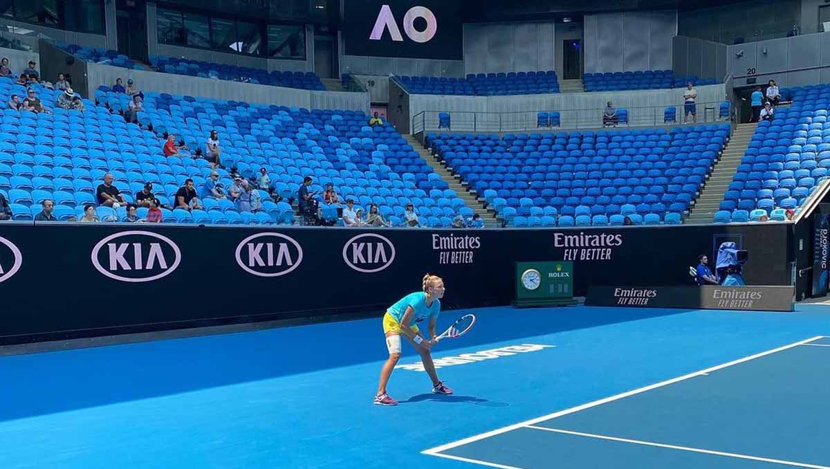 Anett Kontaveit practicing at the 2020 Australian Open