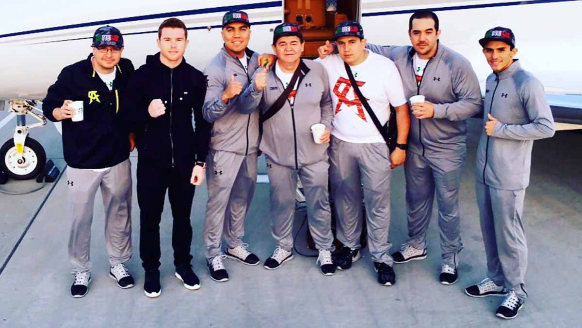 Saul 'Canelo' Alvarez pictured with some of his brothers in 2016