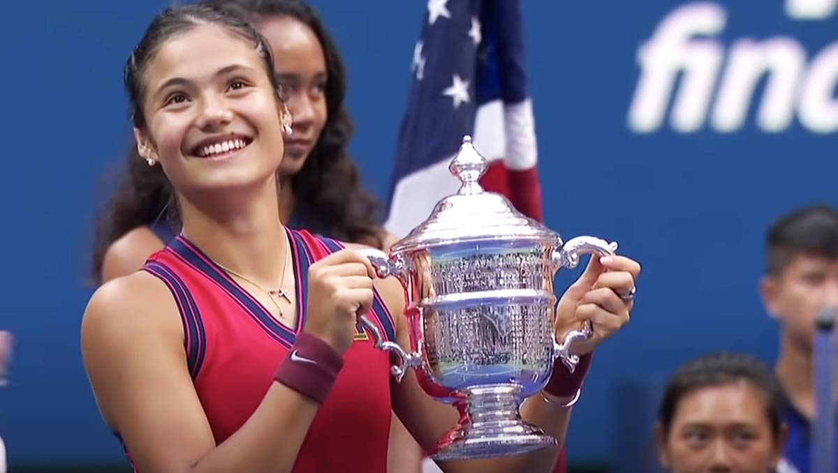 Emma Raducanu lifts the US Open trophy