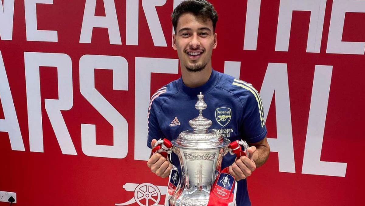 Gabriel Martinelli with the FA Cup trophy