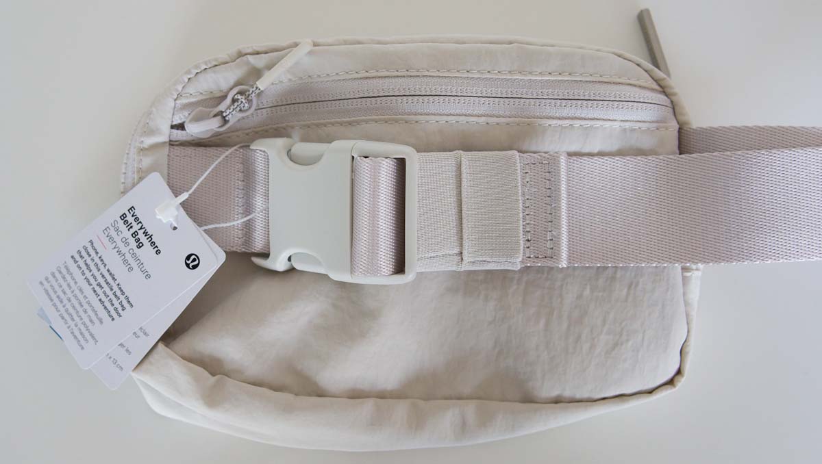 The bag has an additional zip pocket on the back for an extra storage option